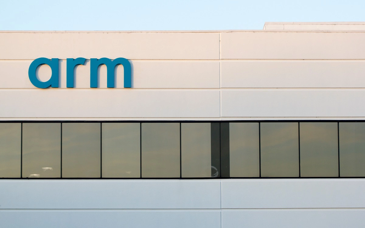 Акции чипмейкера Arm взлетели на 40% после неожиданно сильных прогнозов