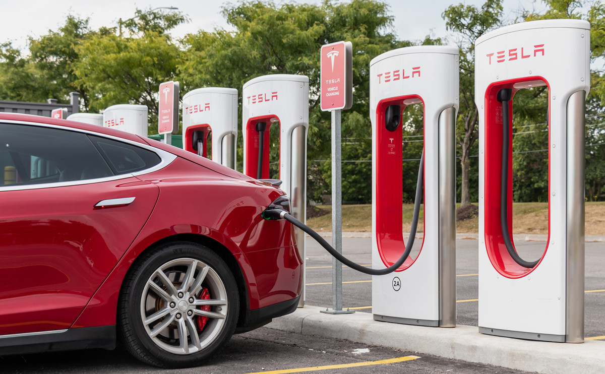 Канадец пожаловался Илону Маску на рост цен на зарядку Tesla в стране