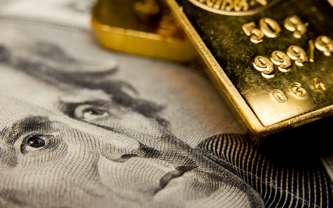 Цена золота превысила $1900 за унцию на фоне обострения в Донбассе