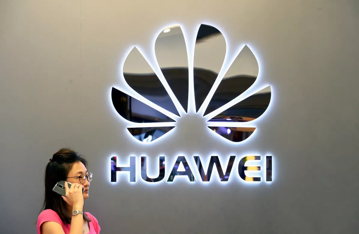 Huawei перевела часть сотрудников из России в Казахстан