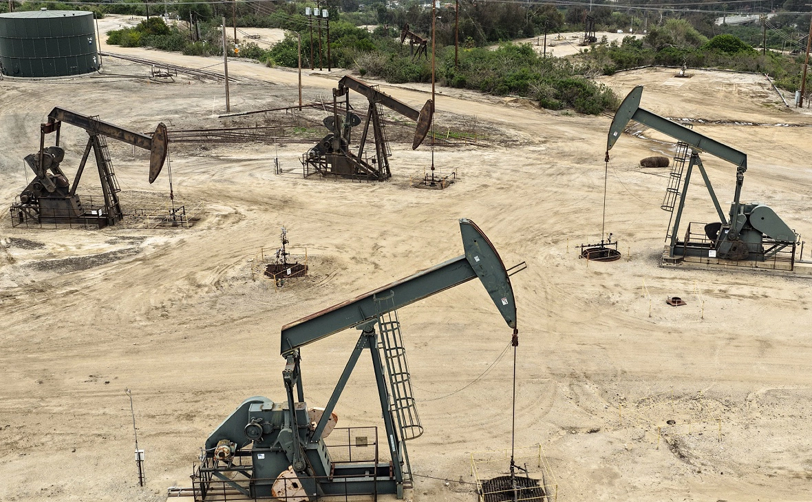 Перемирие США и Ирана обвалило цены на нефть. Что будет с нефтяниками
