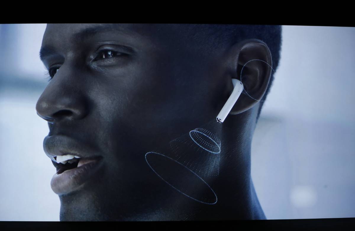 Apple может внедрить в AirPods функции для улучшения слуха и осанки