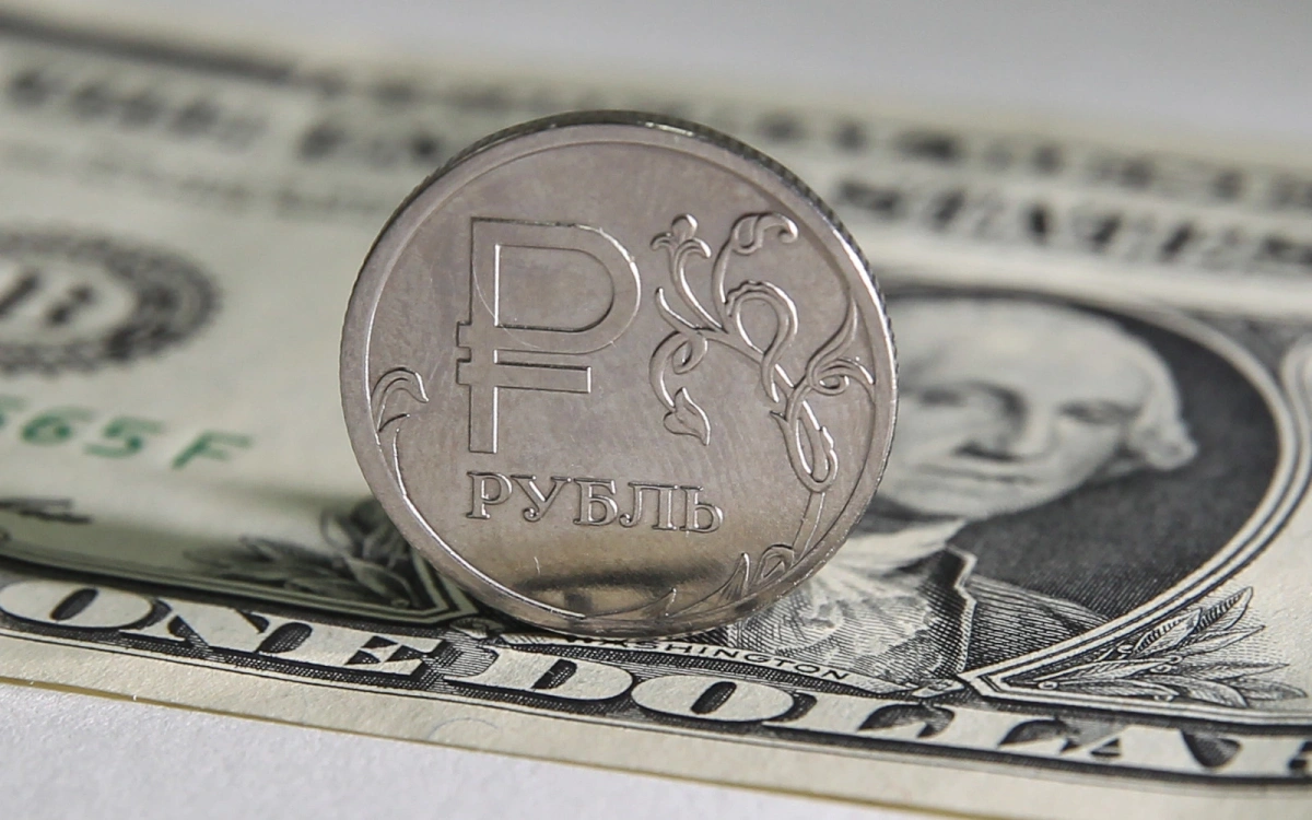 Курс доллара поднялся выше ₽93 впервые с 25 марта