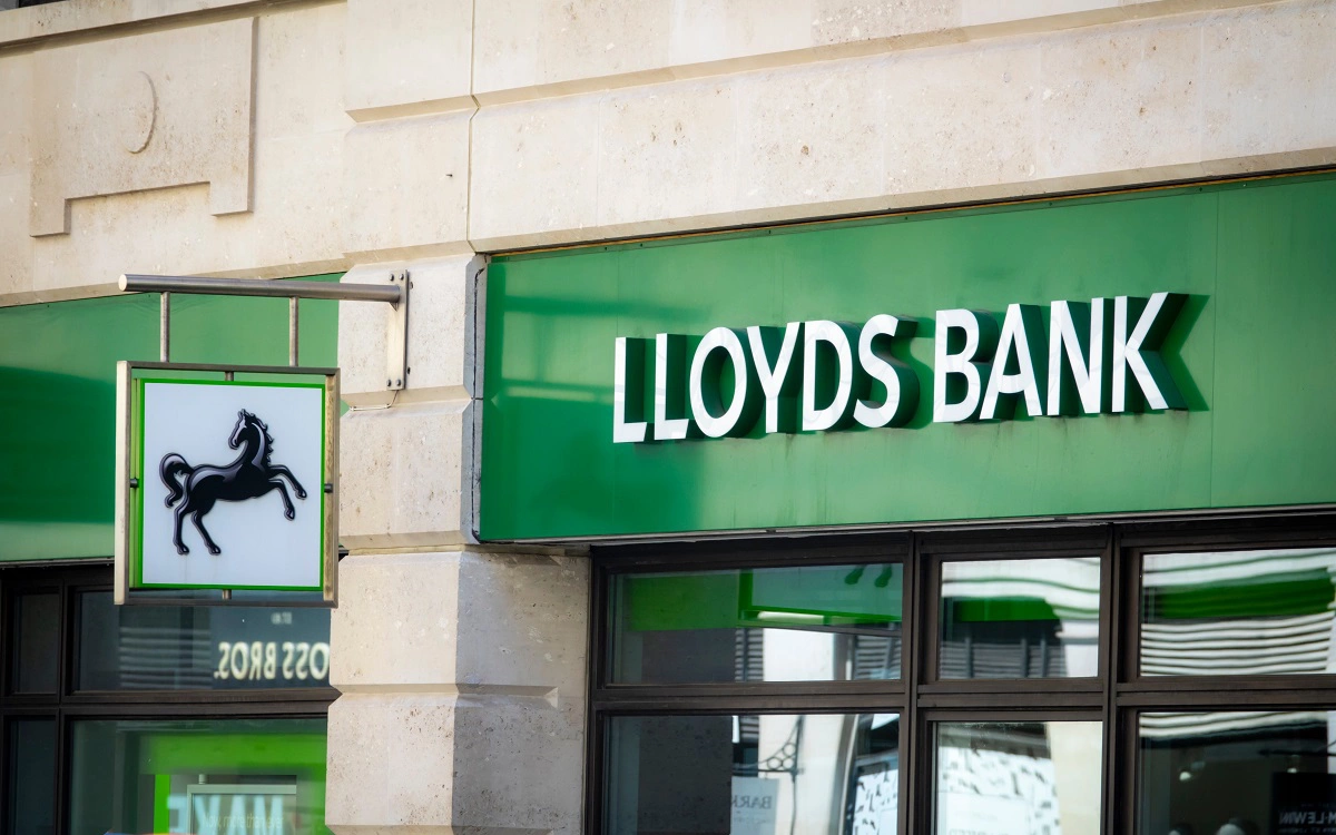 Активисты попытались сорвать собрание акционеров Lloyds Bank