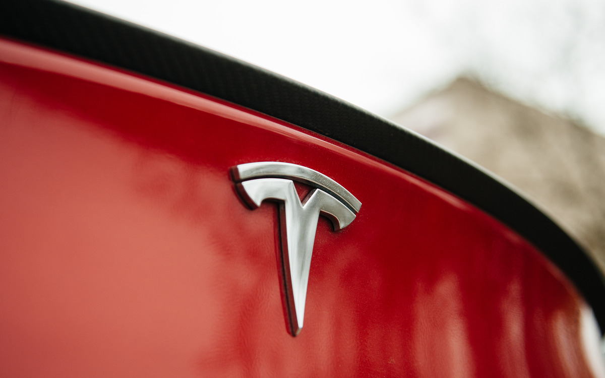 Акции Tesla за день показали максимальный прирост за год почти на 20%