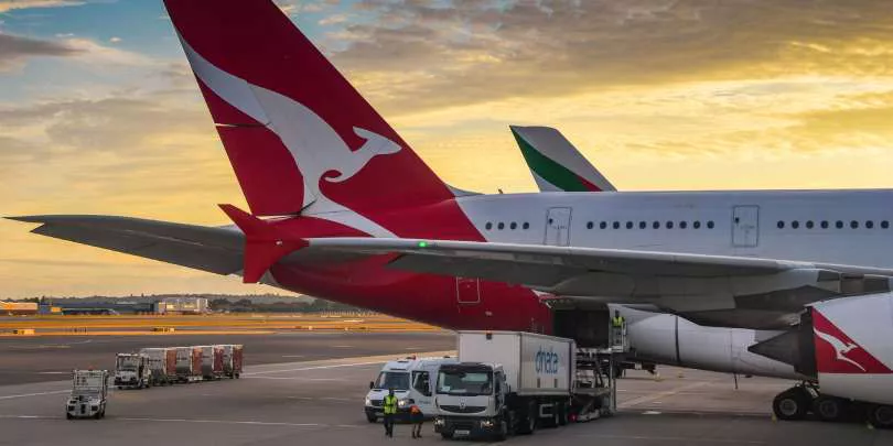 Акции австралийской Qantas Airways взлетели на 10%