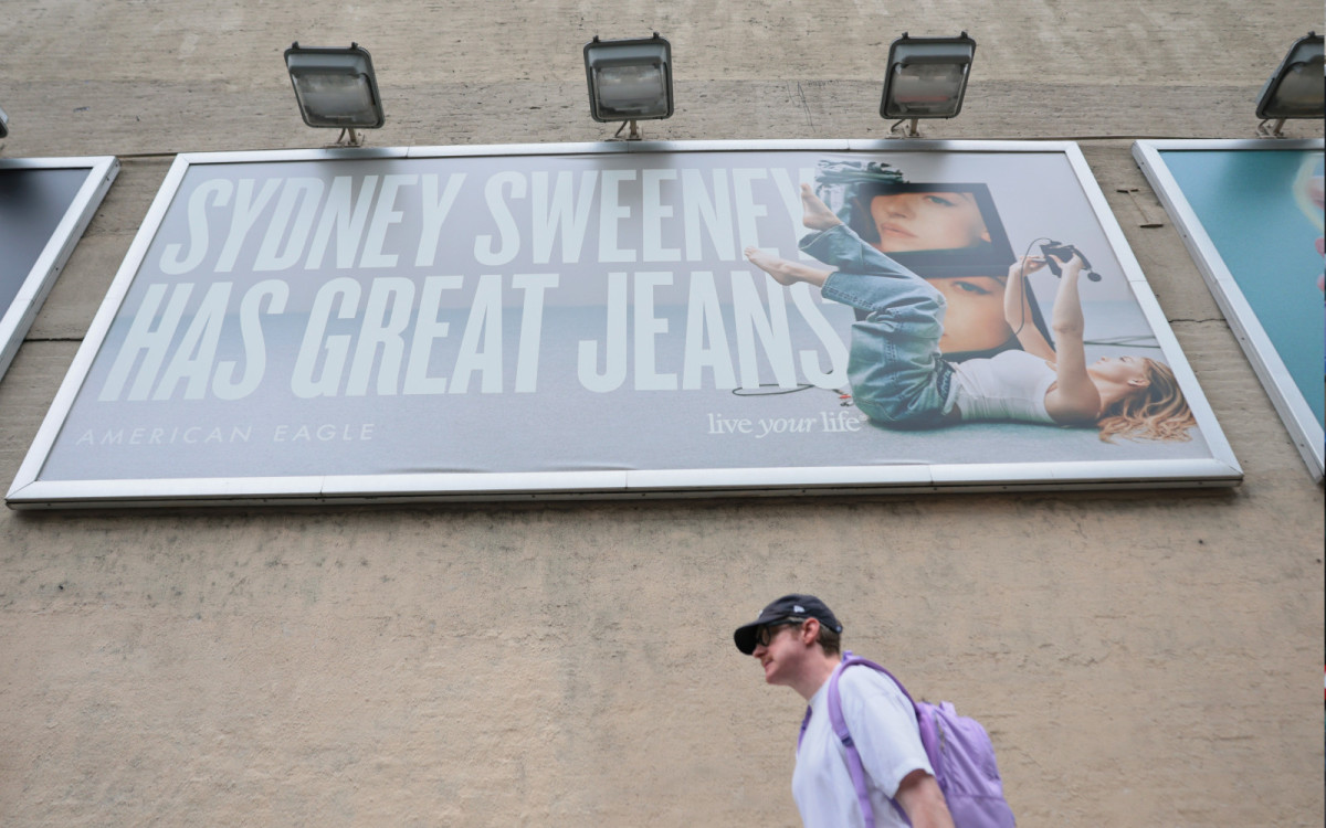 Акции American Eagle взлетели после похвалы Трампом спорной рекламы