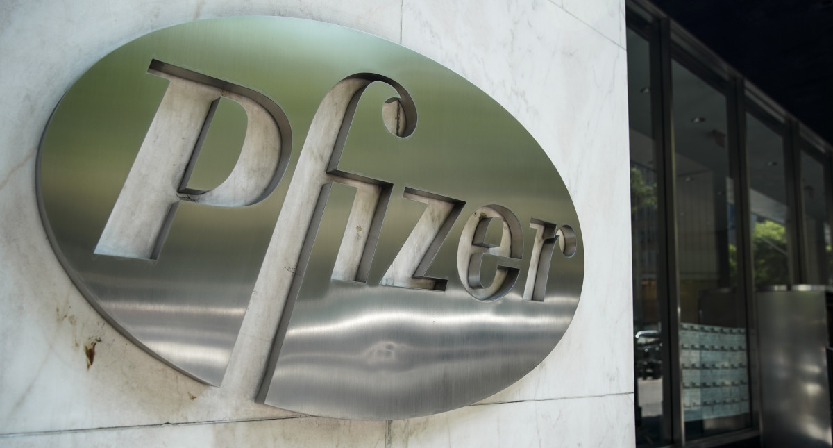 Акции Pfizer взлетели на 15% после новостей об успехе вакцины от COVID