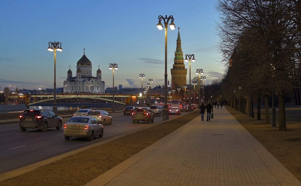 Кремлевская набережная в Москве