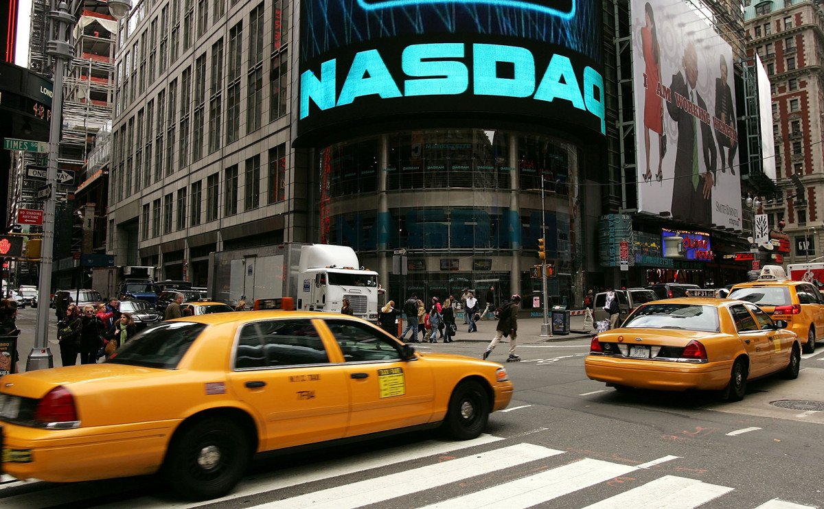 Индекс NASDAQ 100 завершил торги на минимуме с ноября 2020 года
