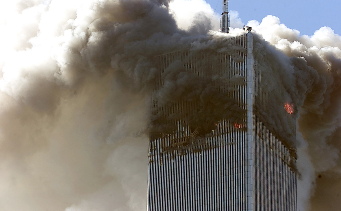 Одна из башен Всемирного торгового центра после столкновения с ней самолета 11 сентября 2001 года