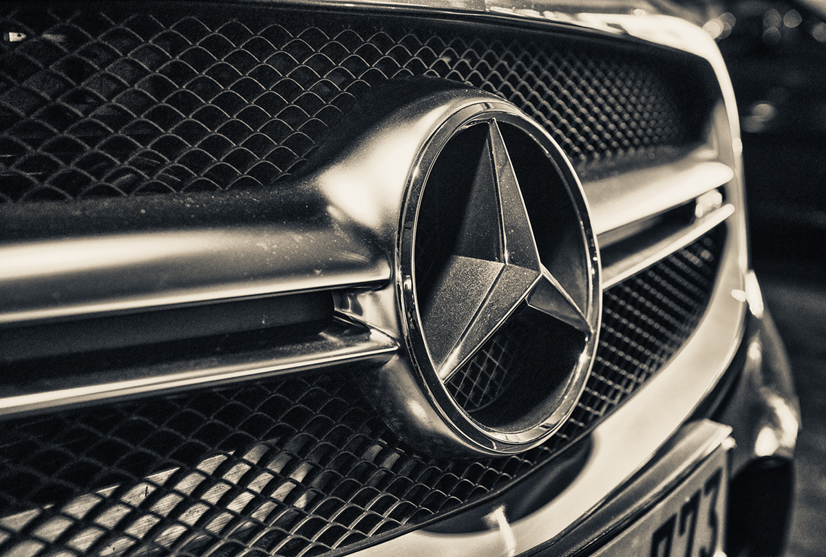 Mercedes-Benz приостановит производство и поставки автомобилей в Россию