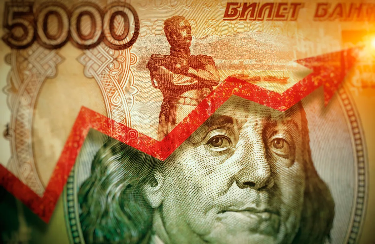 Рубль уступает только биткоину по волатильности за пять лет