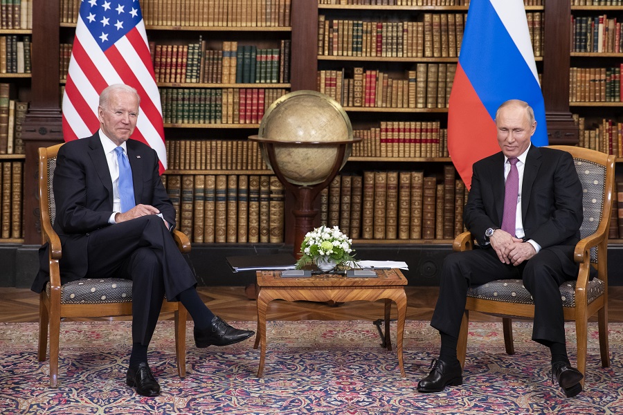 Джо Байден (слева) и Владимир Путин (справа) в Женеве