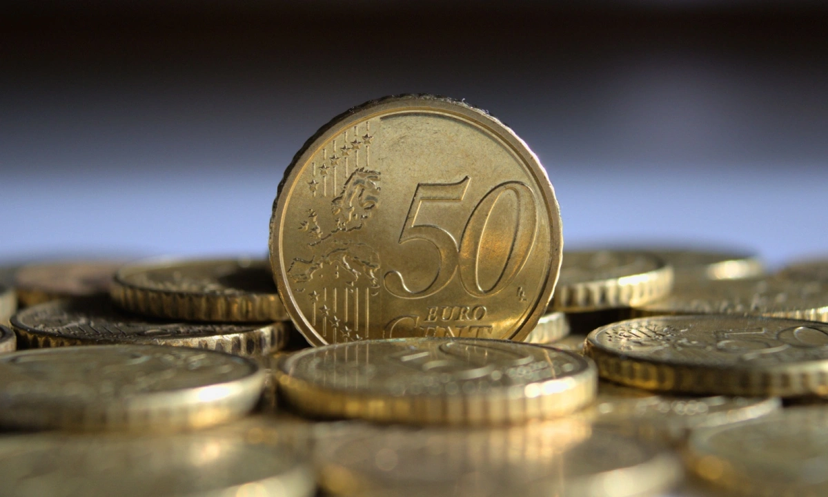 Курс евро превысил ₽100 впервые с середины апреля