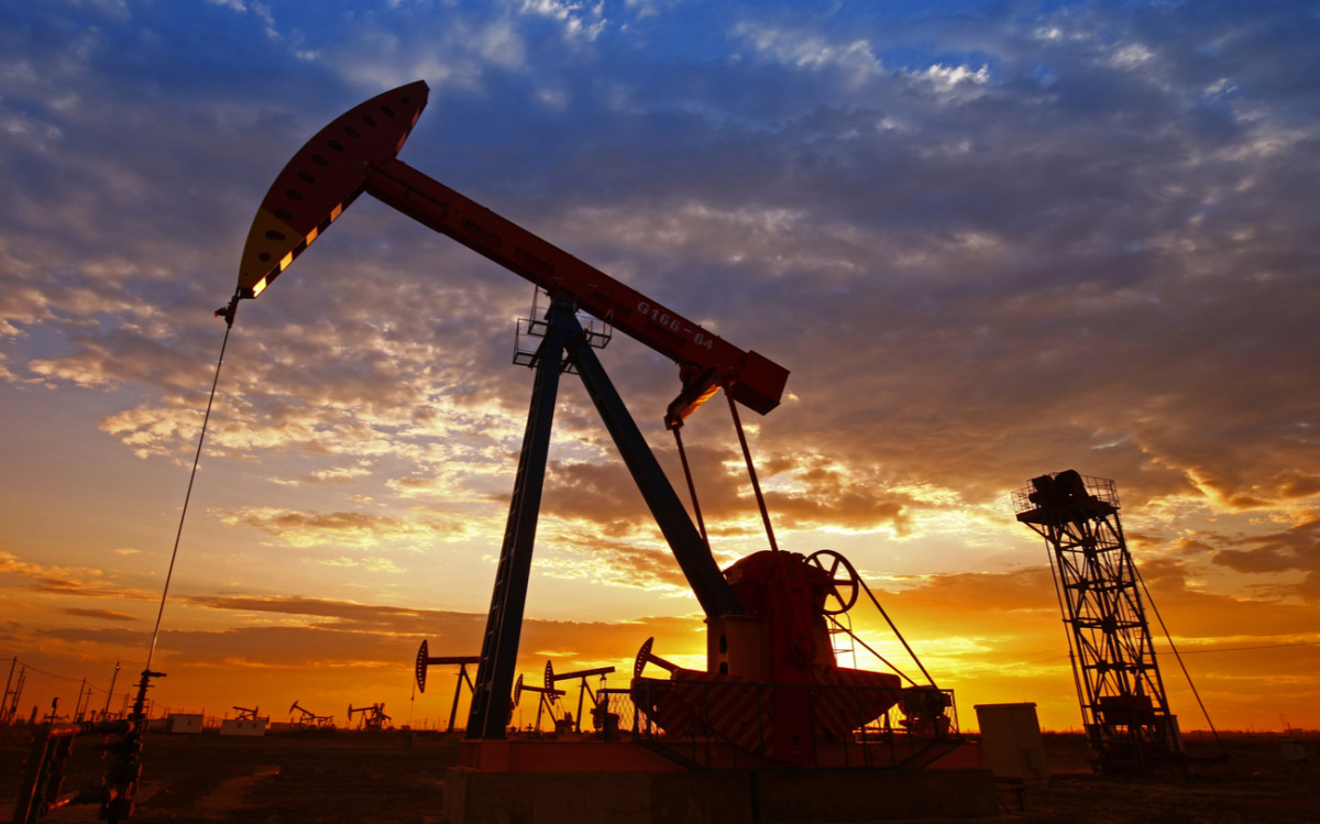 Цена нефти Brent упала ниже $100 за баррель впервые с апреля