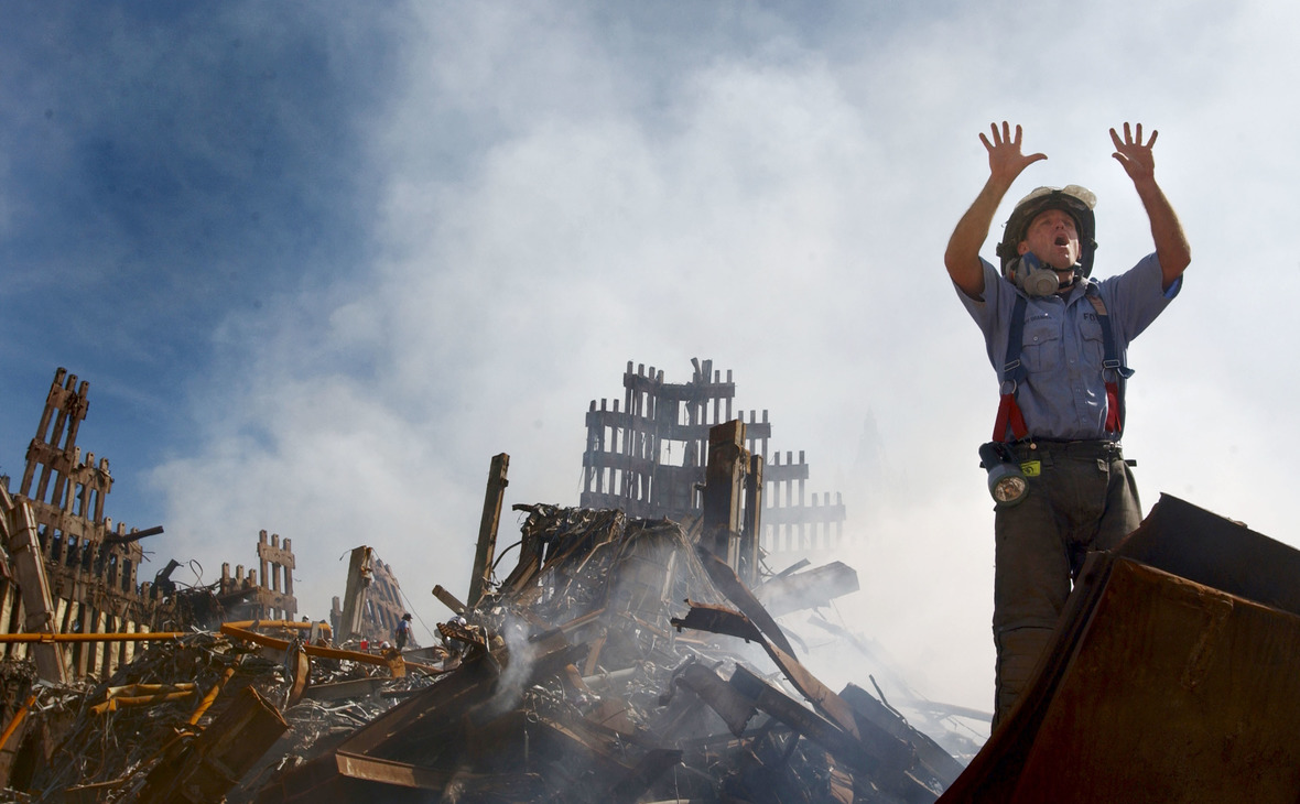 Американский пожарный у рухнувших башен Всемирного торгового центра