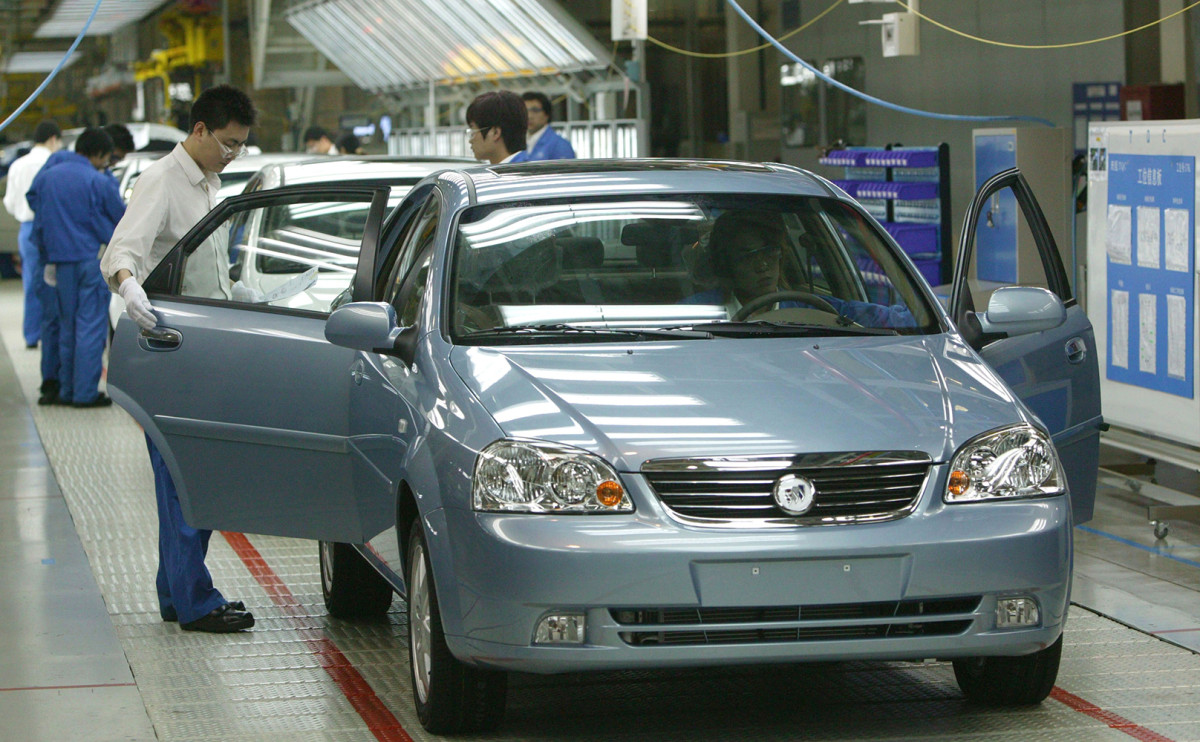 Завод GM в Шанхае продолжил работу в условиях локдауна