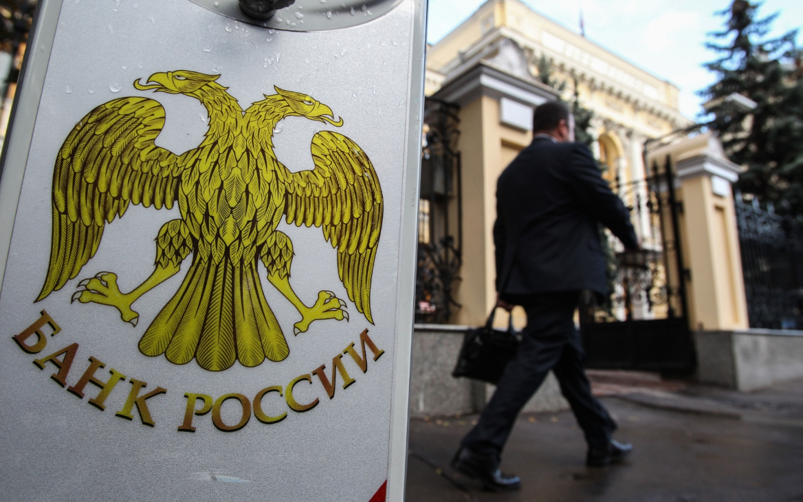 Российские гособлигации подешевели на опасениях новых санкций