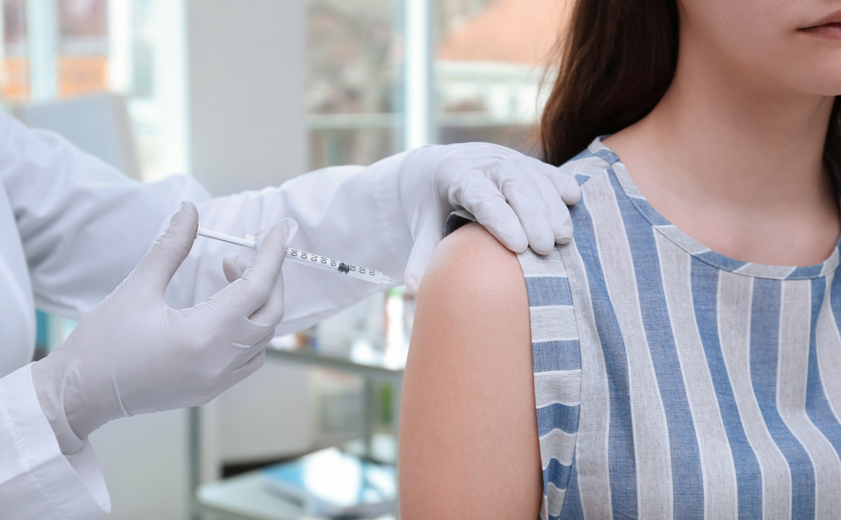 Вакцина Novavax показала эффективность в исследовании среди подростков