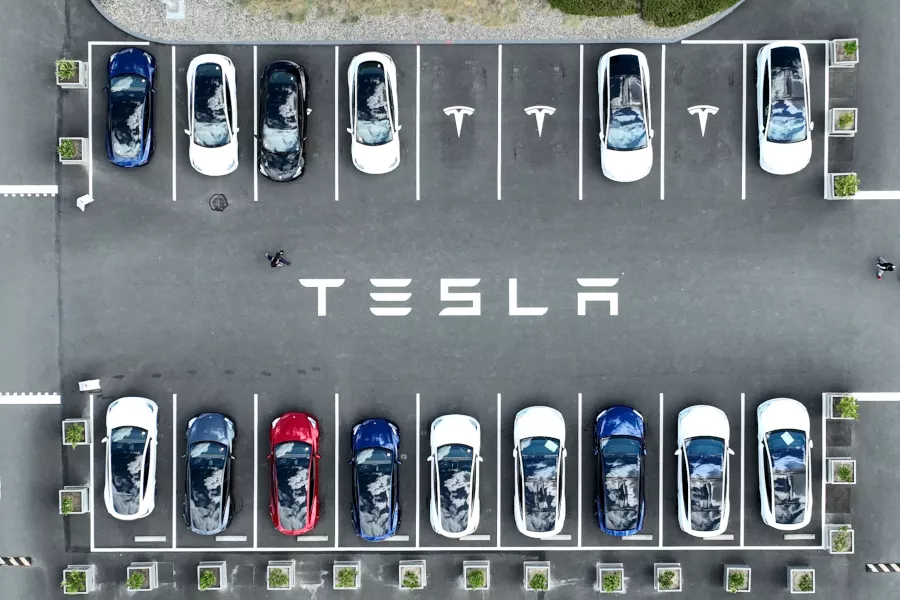 Автомобили Tesla&nbsp;на стоянке завода Tesla во Фримонте, Калифорния, США