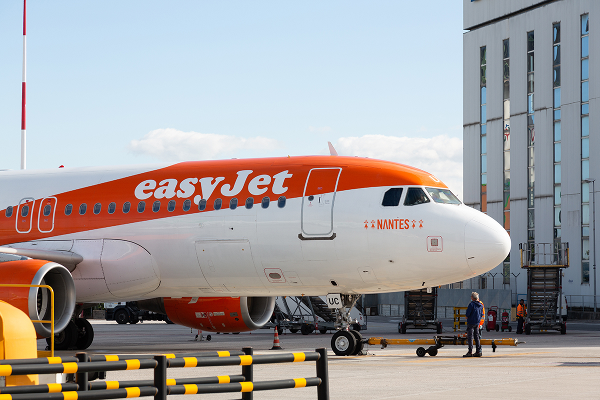 Британский лоукостер EasyJet отменит тысячи рейсов в пик авиаперевозок