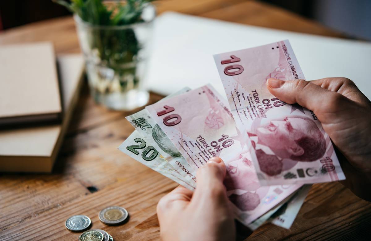 Мосбиржа отметила всплеск интереса россиян к неосновным валютам