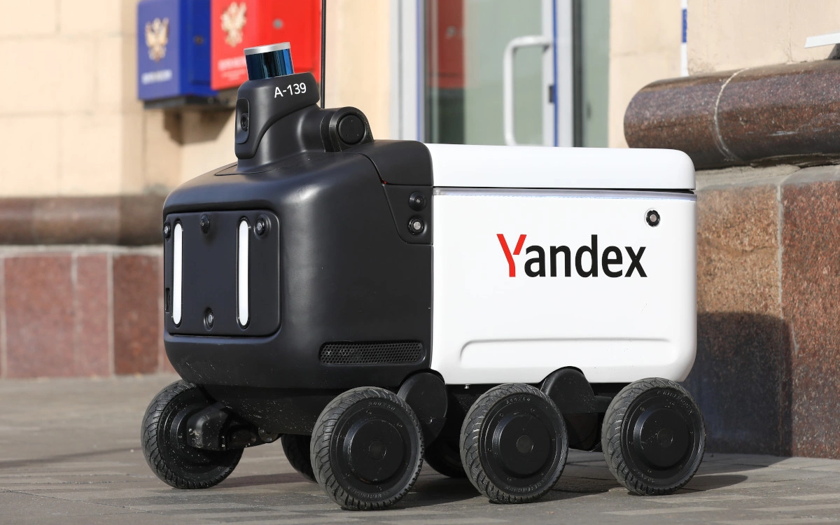 <p>Беспилотный робот-курьер &laquo;Яндекс.Ровер&raquo;</p>
