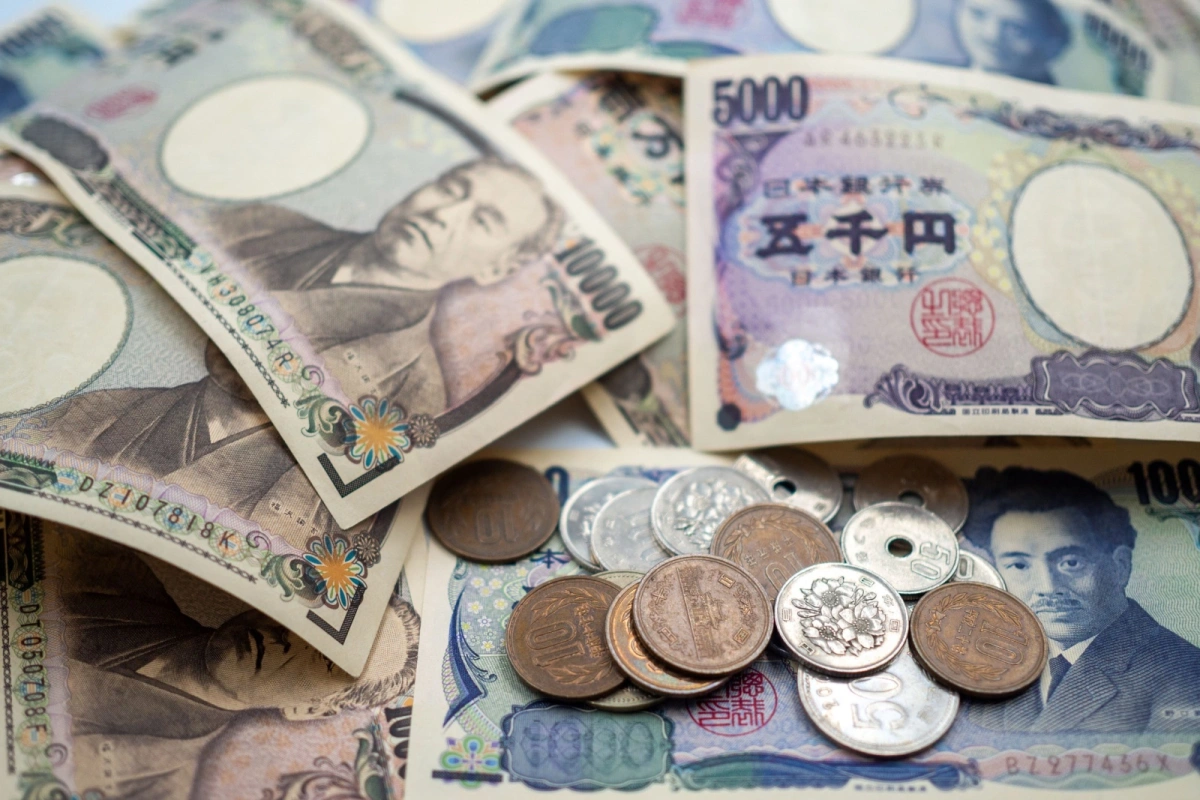 Японская иена упала до нового минимума с 1990 года