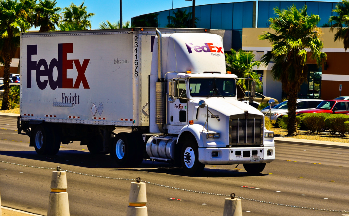 Служба доставки FedEx заплатит $35 млн штрафа за контрабанду сигарет