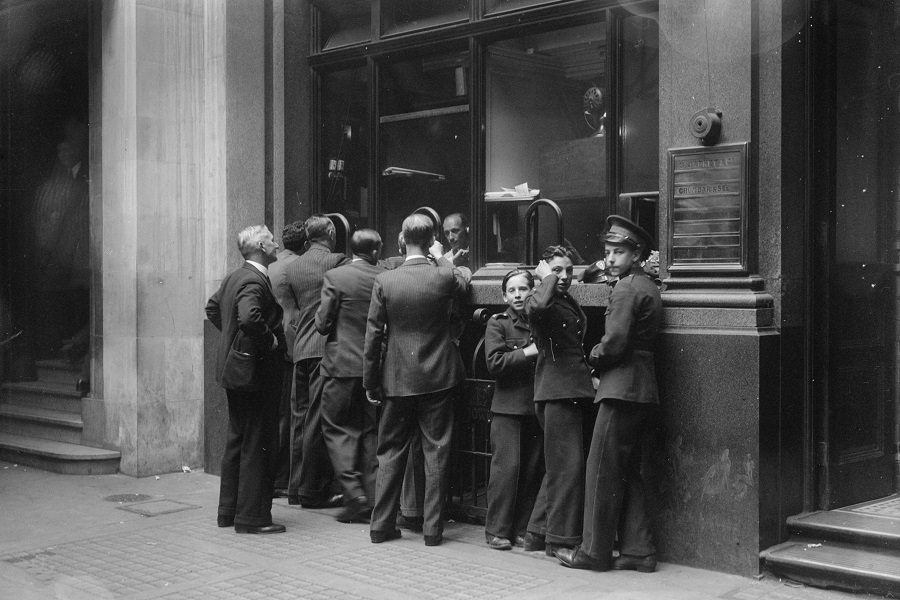 Англия, сентябрь 1937 года. Ожидание сообщений от брокеров для доставки на соседнюю фондовую биржу
