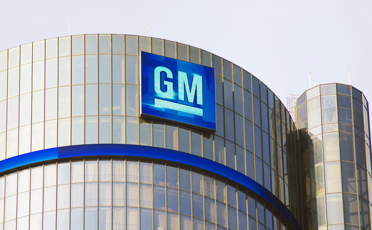 Чистая прибыль General Motors сократилась на 40% в третьем квартале