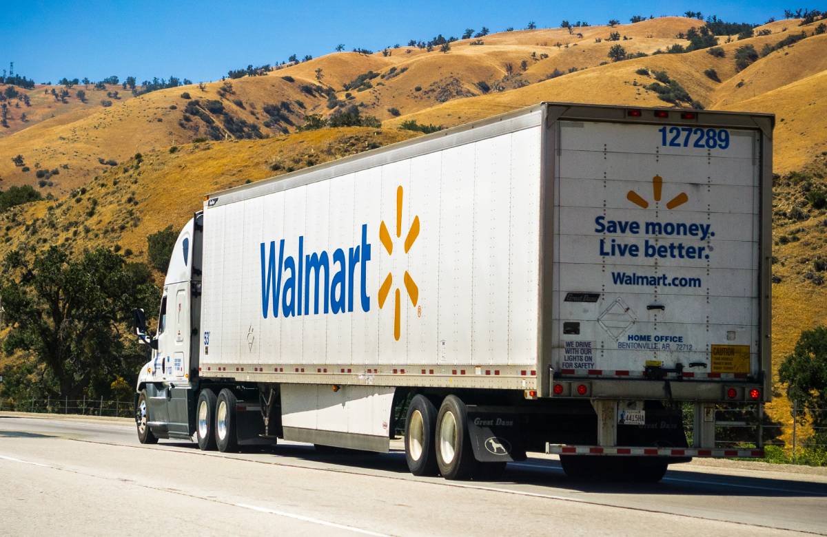 Walmart повысит зарплату дальнобойщикам и начнет программу обучения