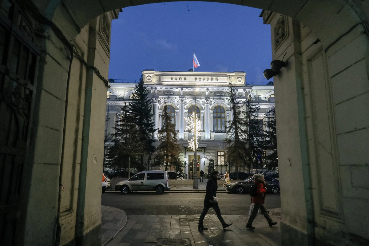 Россияне стали почти в 7 раз меньше жаловаться на санкции в Банк России