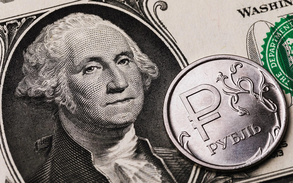 Почему сейчас падает доллар: эксперты объяснили обвал ниже ₽76