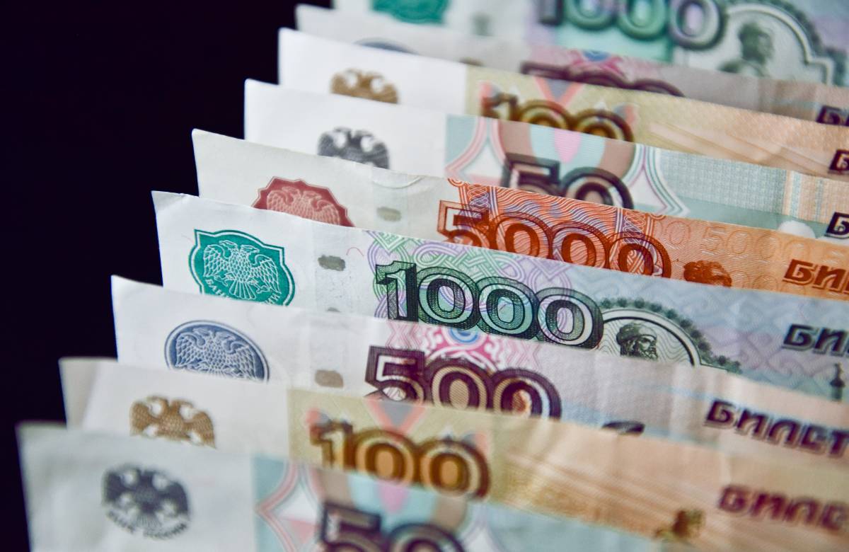 Российские счета за границей. Аванс красивая картинка. Инвестор долларов. Флаг России и деньги фото.