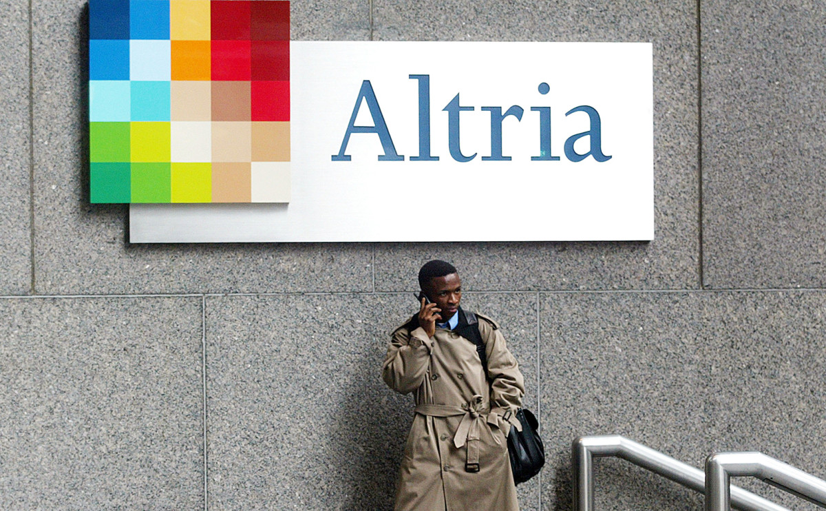 Акции Altria Group упали на 3% на фоне решения Walmart