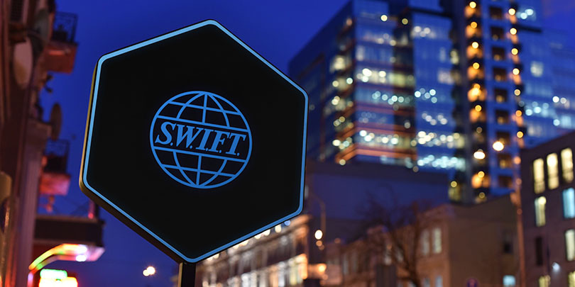 Подпавшие под санкции российские банки отключат от  SWIFT