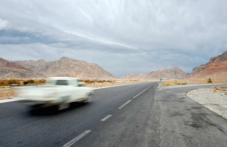 Дорога из Кермана в Шираз, пролегающая через гористую пустыню, — одна из самых живописных в Иране