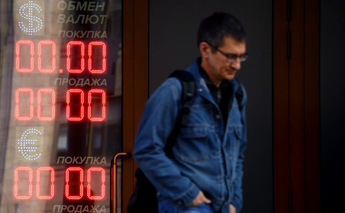 Курс доллара ниже ₽76. Почему рубль укрепляется и что будет с экономикой