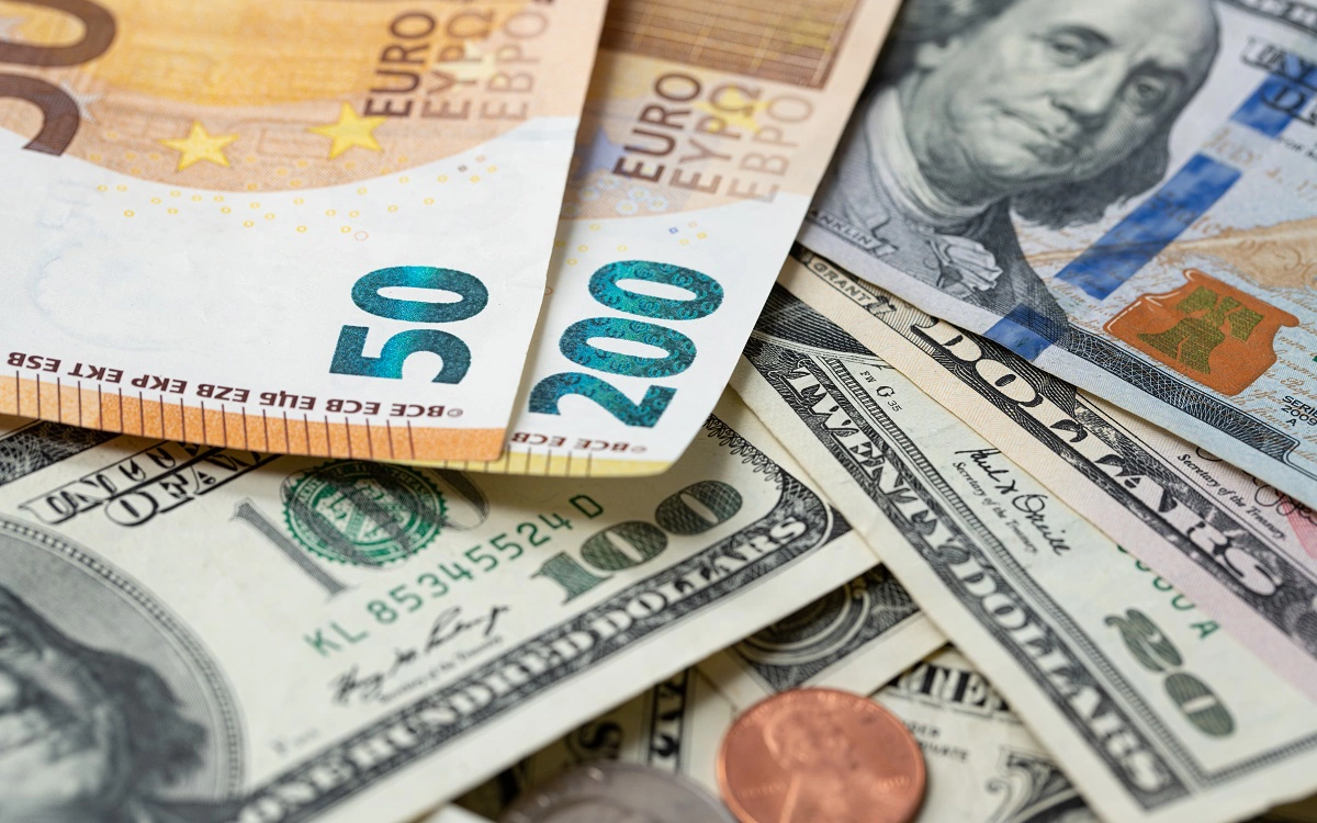Брокеры начали запрещать вывод евро из-за ограничений Райффайзенбанка