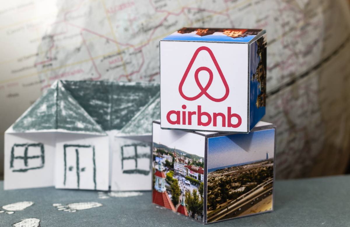 Airbnb начала отменять брони на Украине