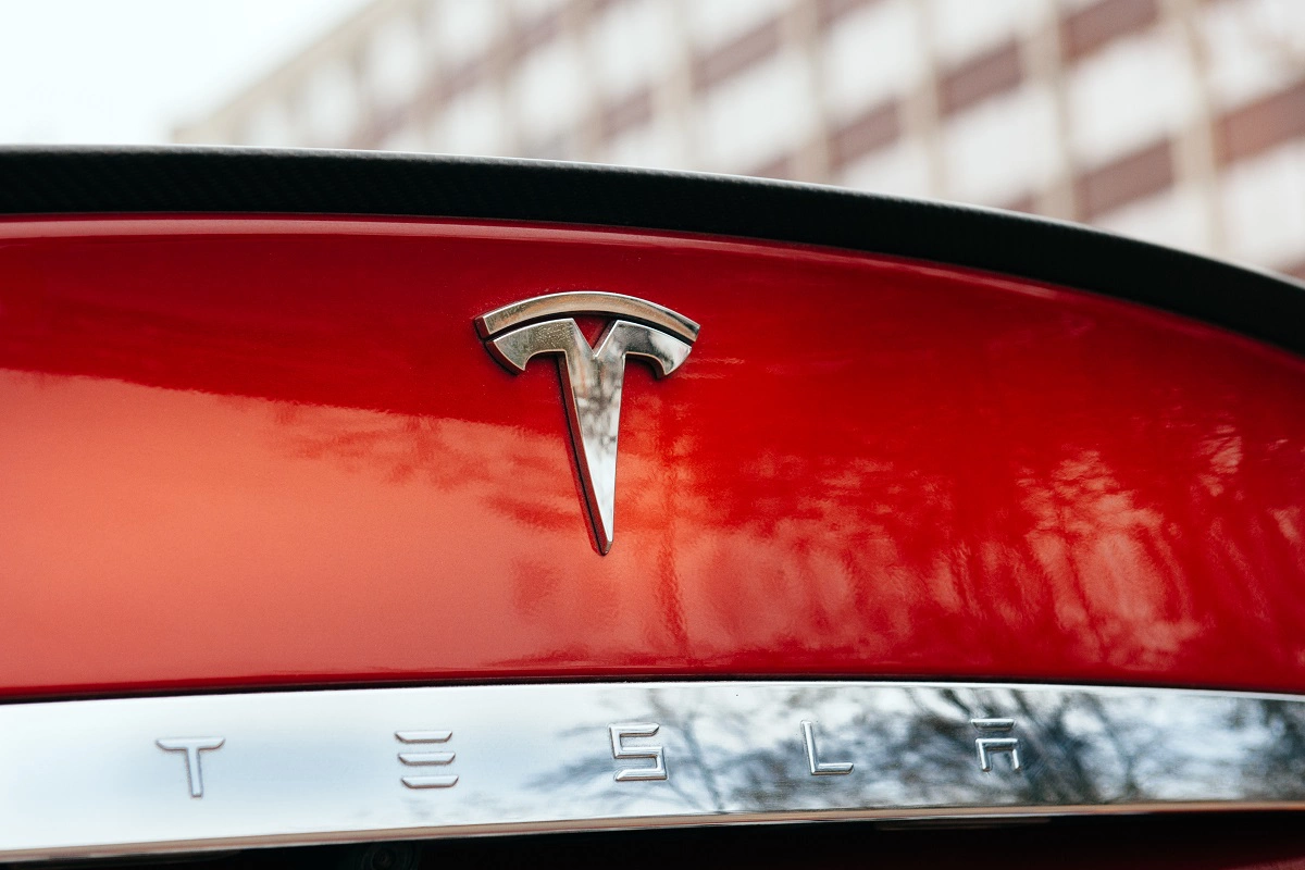 Акции Tesla снизились на 3% после отчета о поставках за четвертый квартал