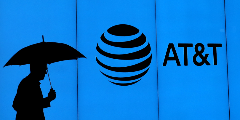 Акции AT&T упали на 6% после новости о сокращении дивидендов почти вдвое