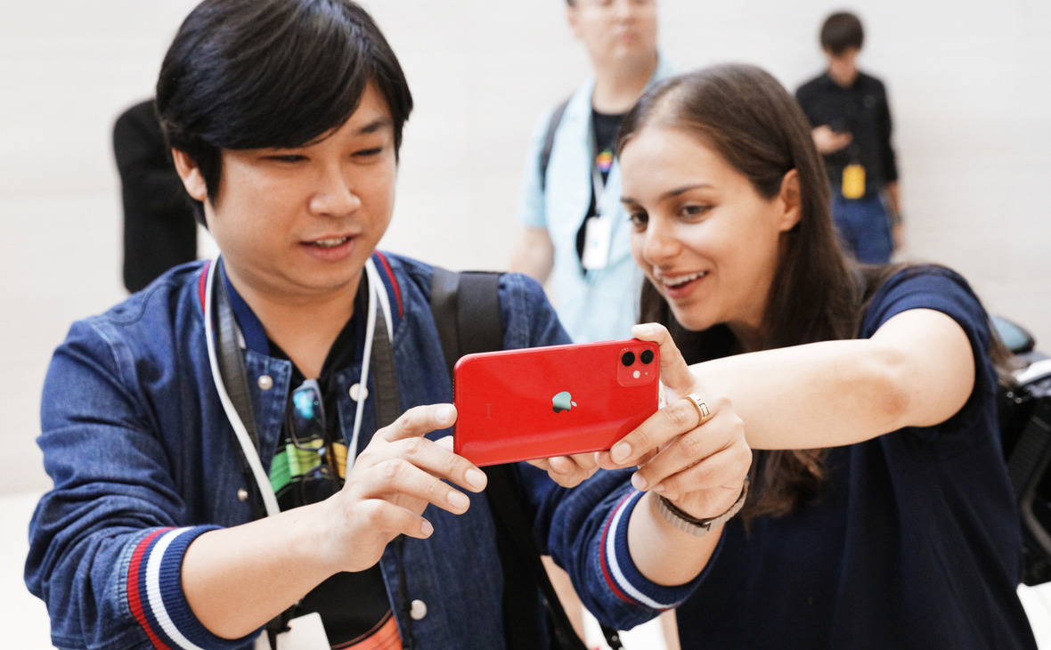 Apple снизила цену нового айфона. Как это поможет видеосервису компании