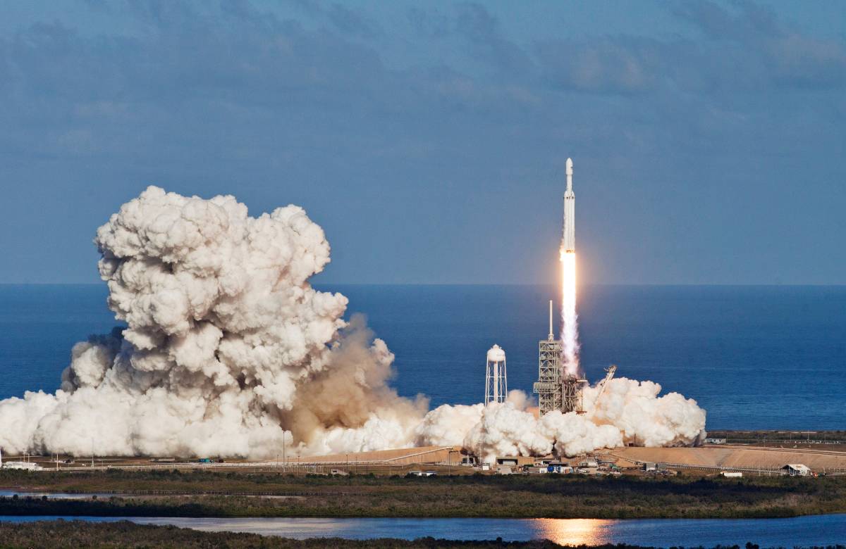 Разработанная SpaceX ракета-носитель загорелась во время испытаний