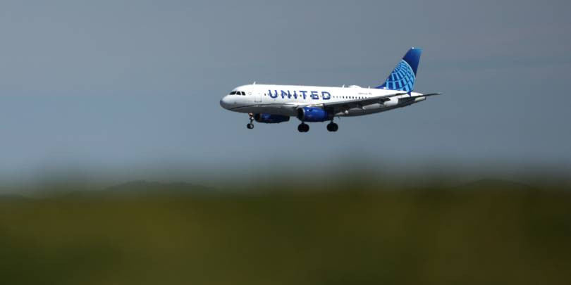 United Airlines позволит непривитым сотрудникам вернуться к работе