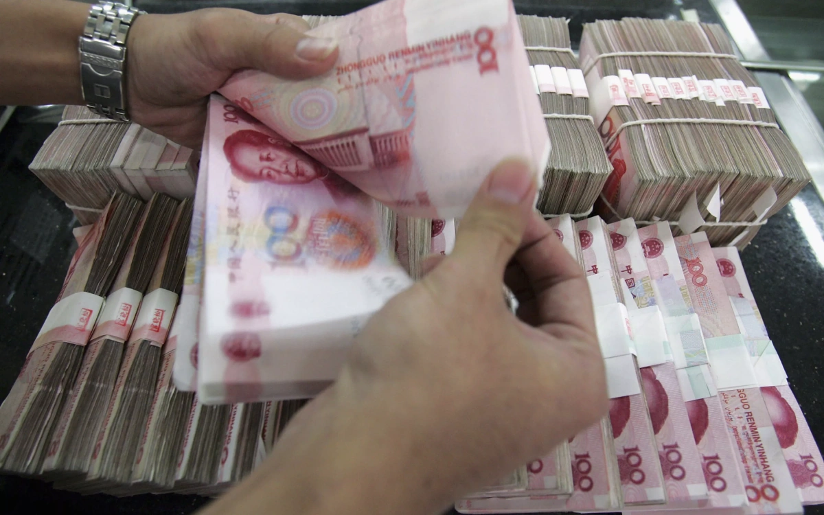 Дневной объем торгов юанем на Мосбирже впервые превысил оборот по доллару
