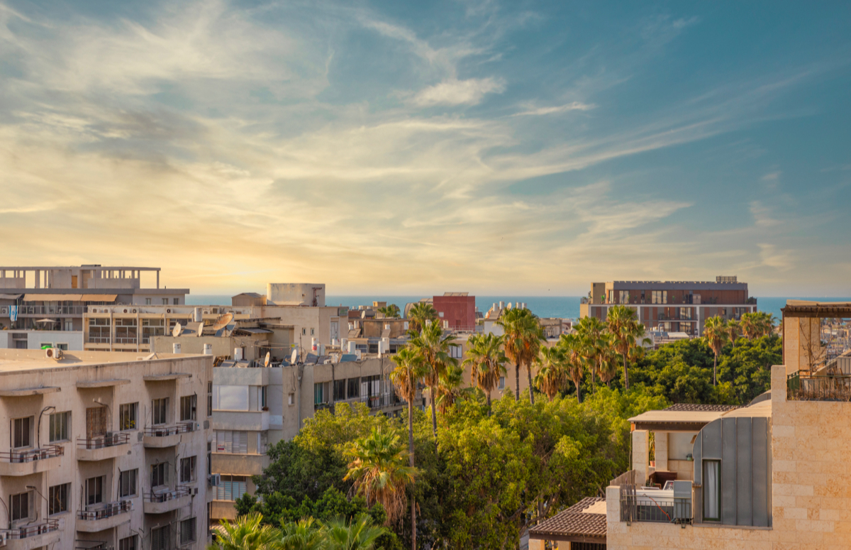Вид на город с крыши отеля Numa Jaffa