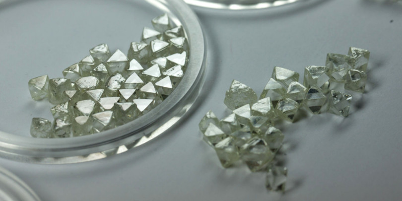 АЛРОСА начала продавать алмазы за рубли вместо долларов. Что будет дальше